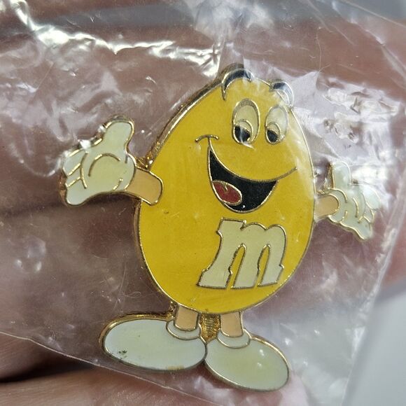 *Sale* VTG 1996 Yellow M&M Mars Chocolate Candy Character Enamel Lapel Pin New - Picture 1 of 11